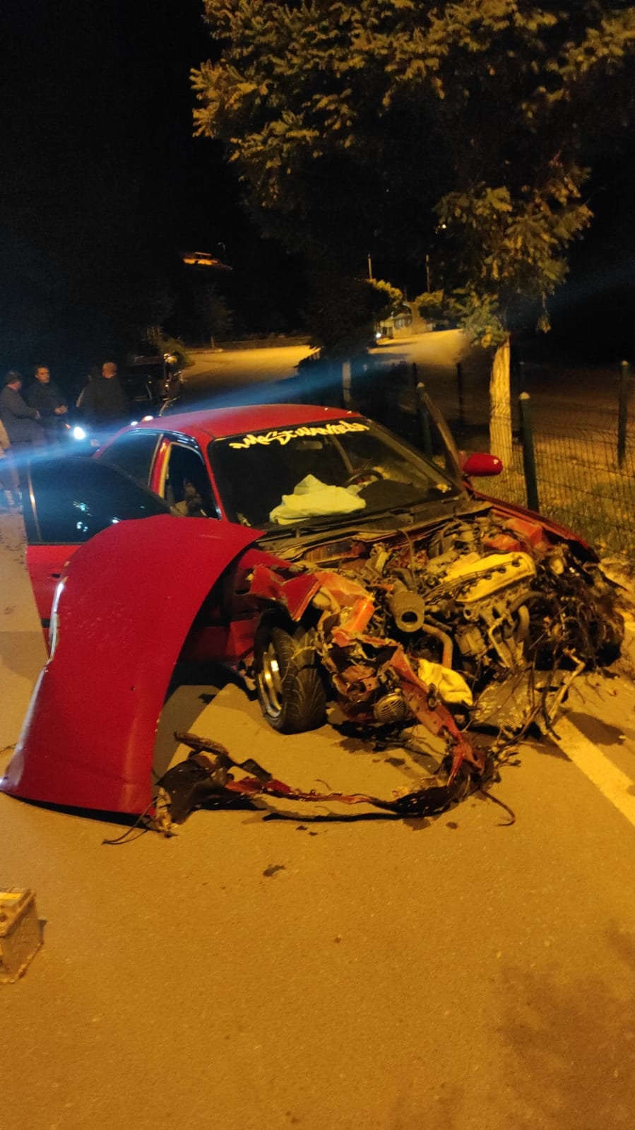 Refüje çarpan otomobil hurdaya döndü: 2 yaralı