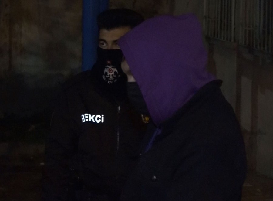 Şüphe üzerine arama yapılan gencin üzerinde tabanca ve ekmek bıçağı bulundu