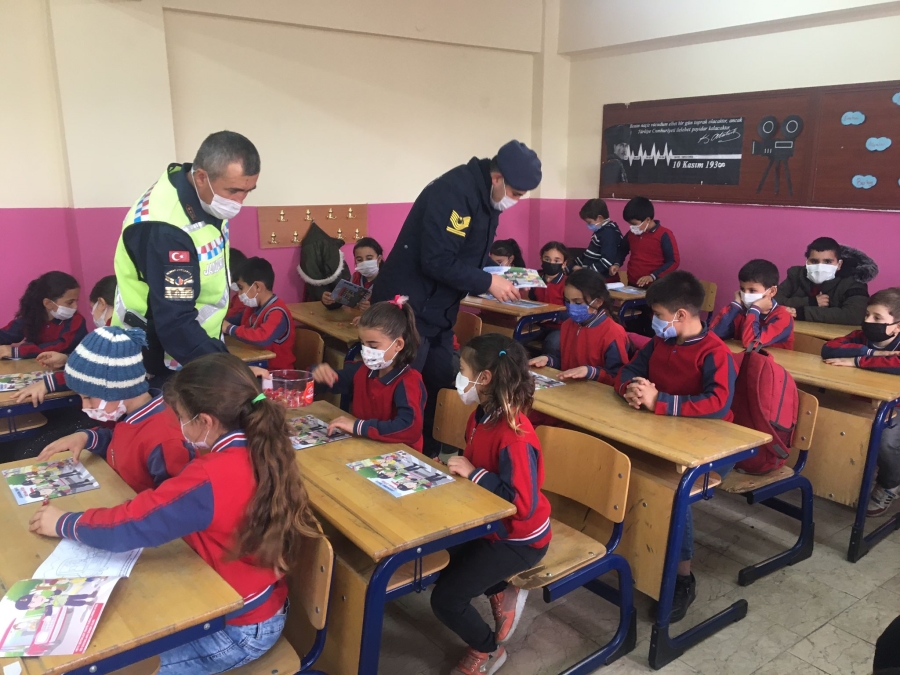 Jandarmadan öğrencilere trafik güvenliği eğitimi