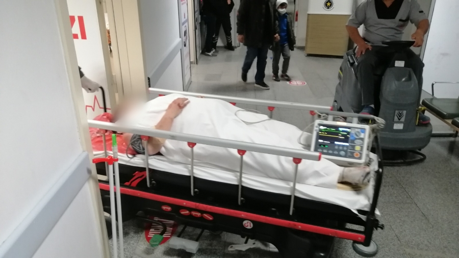 Halk otobüsü yolun karşısına geçmeye çalışan kadına çarptı