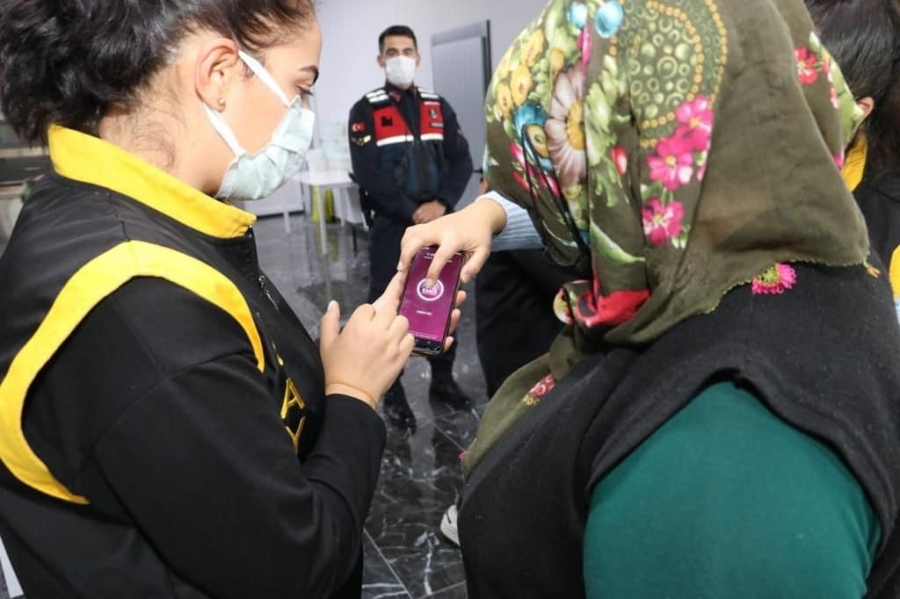 Fabrika çalışanı kadınlara KADES eğitimi