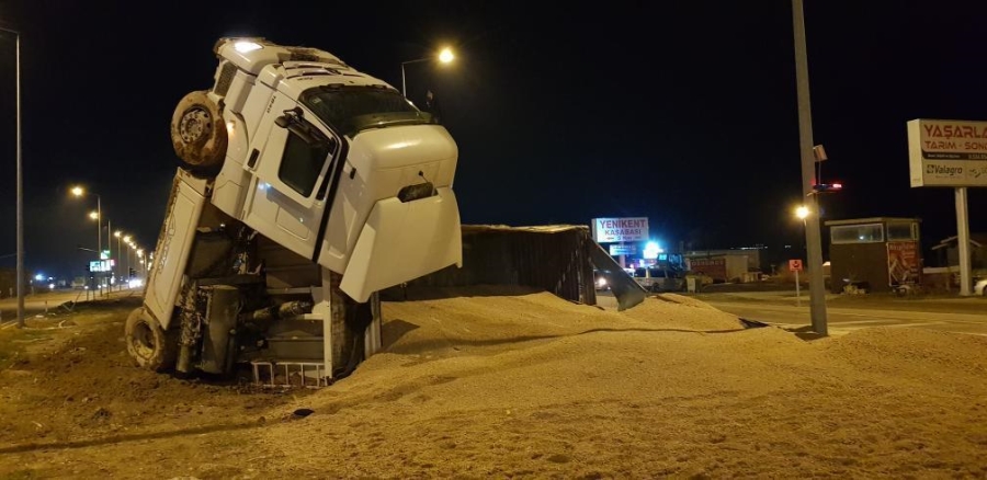 Hafriyat kamyonu ile otomobil çarpıştı: 1 ağır yaralı