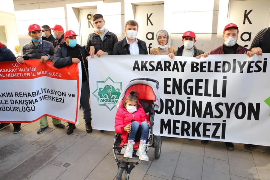 Protokol üyeleri engelli ve aileleri ile birlikte farkındalık yürüyüşüne katıldı