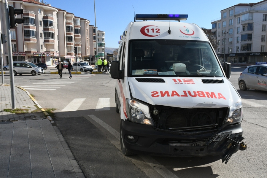 Hasta taşıyan ambulans kaza yaptı