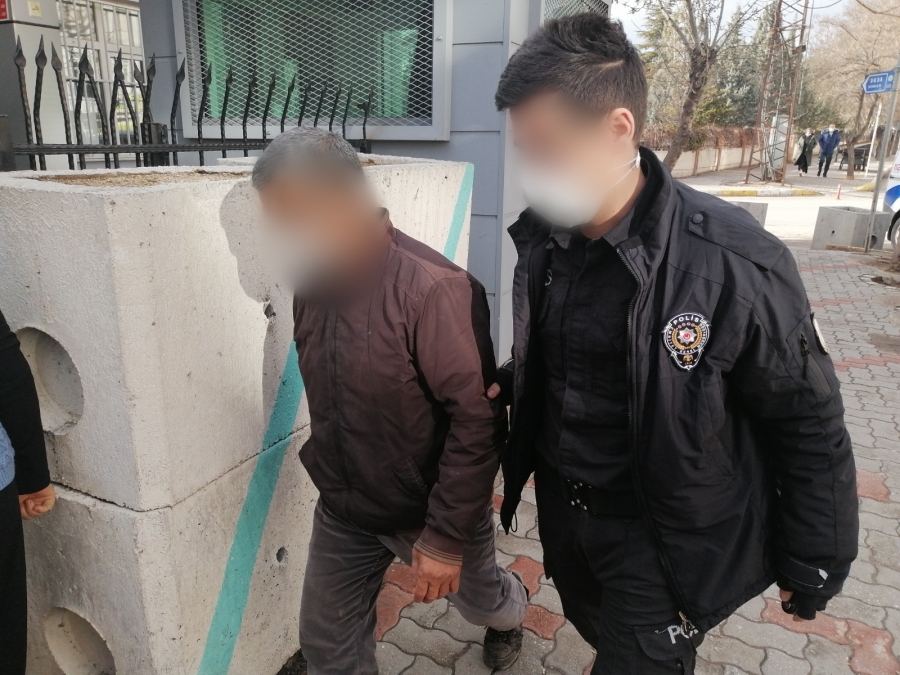 Yardım parası için eşi ve çocuğunu darp etti
