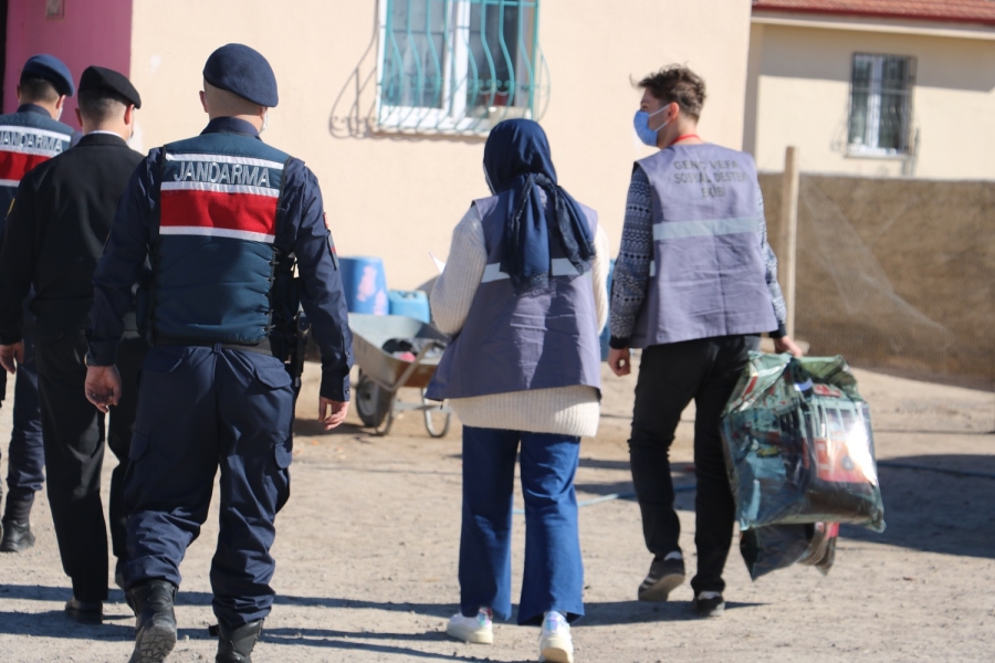 Jandarmadan İhtiyaç Sahiplerine Yardım