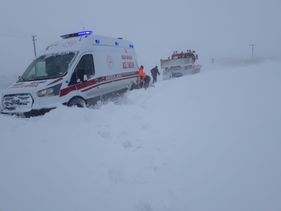 Hamile kadını taşıyan ambulansa kurtarma operasyonu 