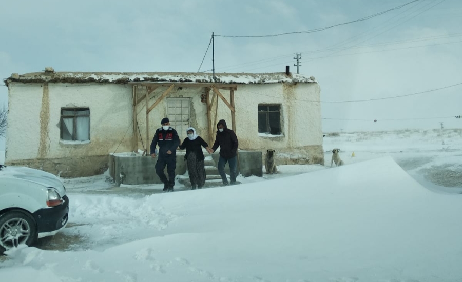 Yaşlı çiftin yardım talebine  jandarma yetişti
