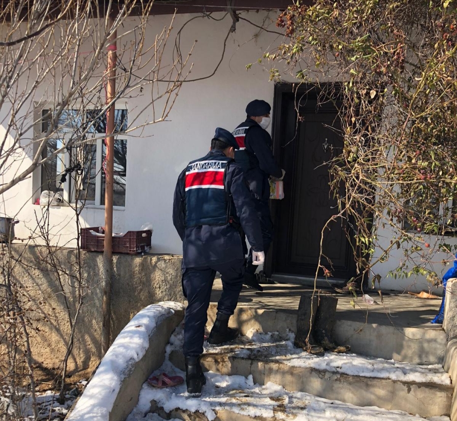 Karantinada olan ailenin yardım talebine jandarma yetişti