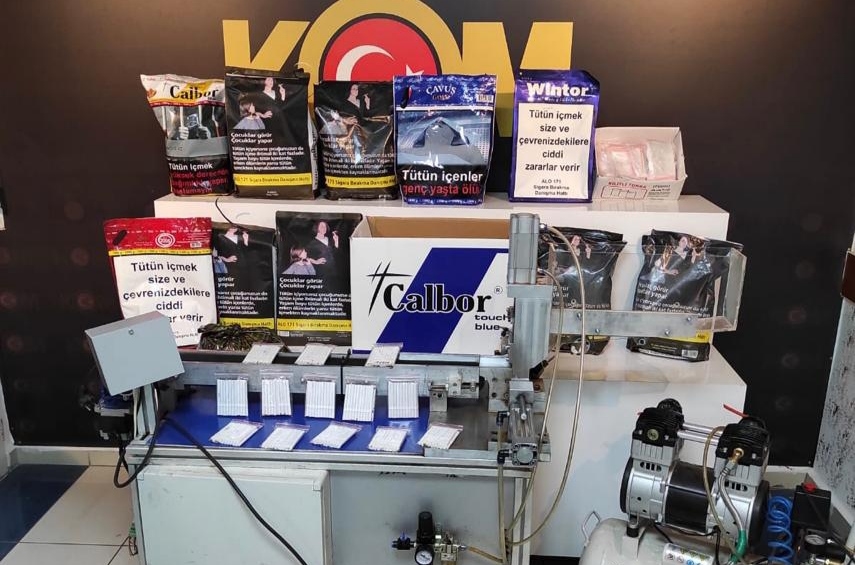 Evde kaçak sigara imal ederken suçüstü yakalandılar