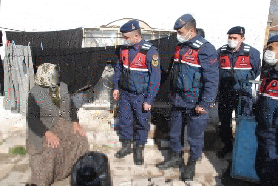 Jandarmadan ihtiyaç sahiplerine yardım