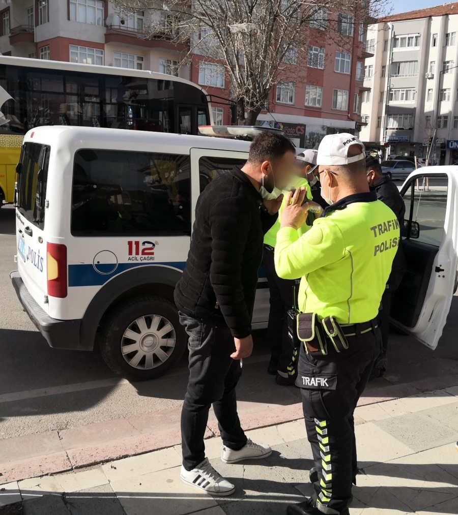 Muayenesiz araçla yakalanan ehliyetsiz sürücü basın mensuplarını darp etti  