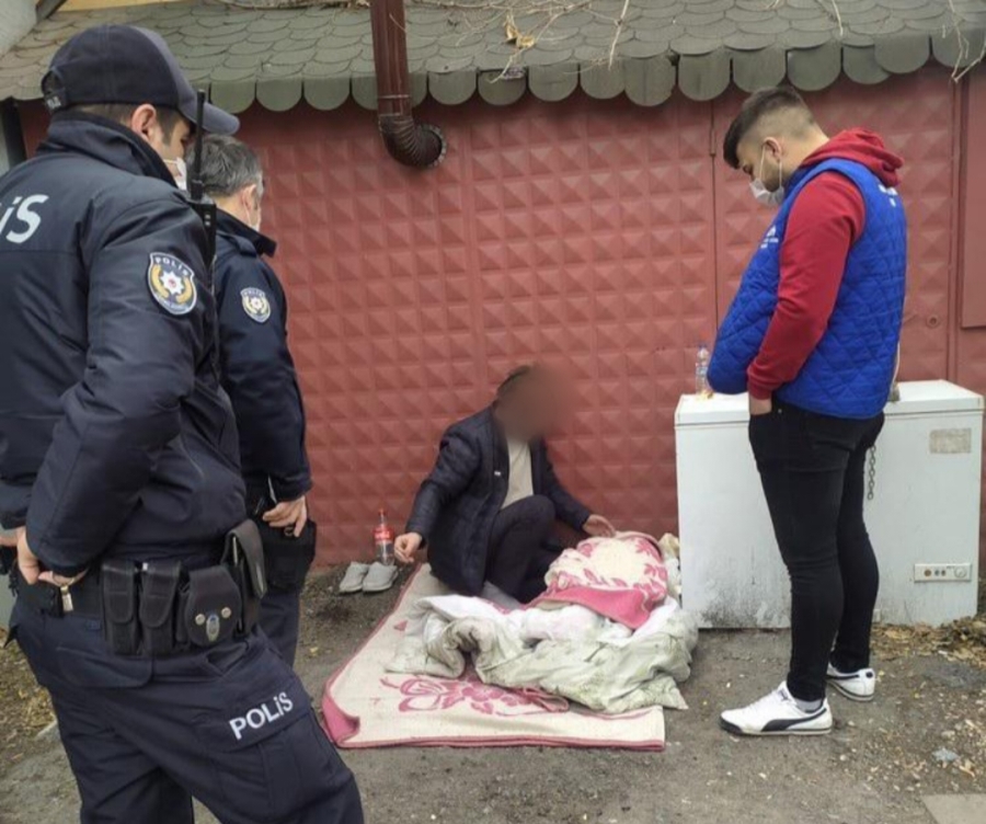 Sokakta Yaşayan Vatandaşa Hayra Doğru Yardımlaşma Derneği Sahip Çıktı