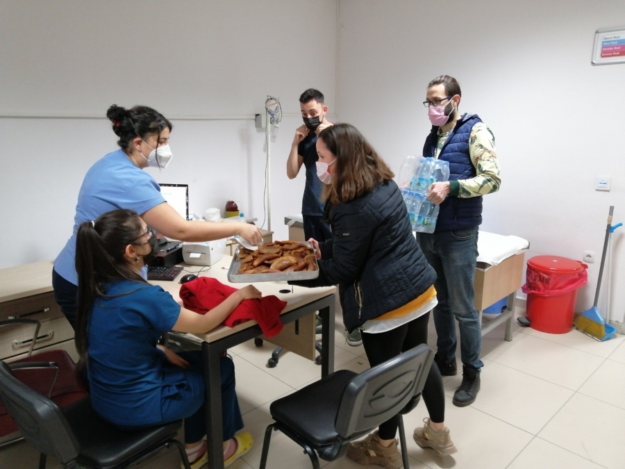 Lokanta işletmecisi çiftten örnek davranış: Ellerinde tepsi tek tek gezdiler