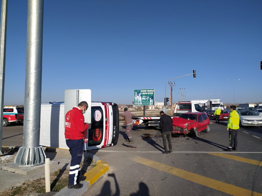 Ambulans ile otomobil kavşakta çarpıştı: 5 yaralı
