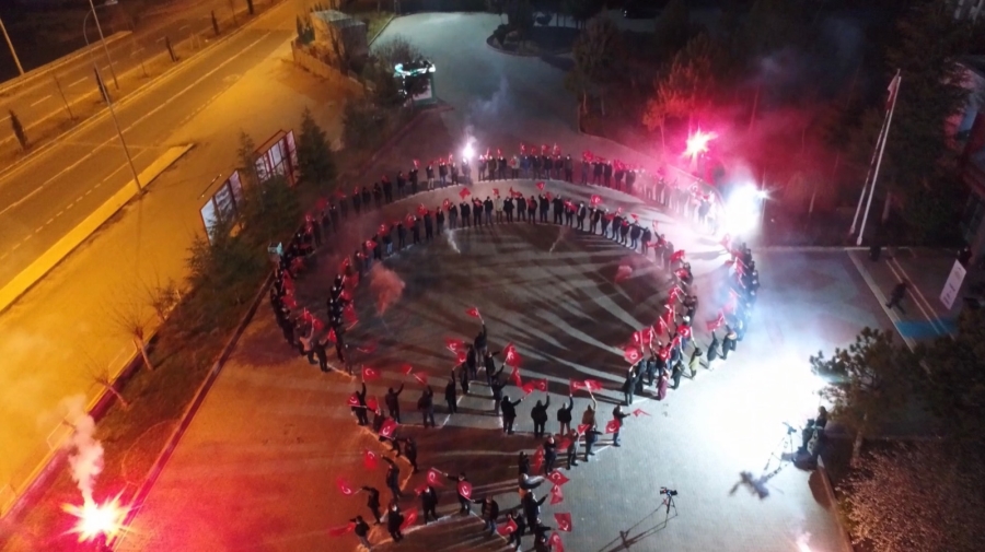 Saatler 19.21’i gösterdiğinde ay yıldız koreografisiyle İstiklal Marşı okudular