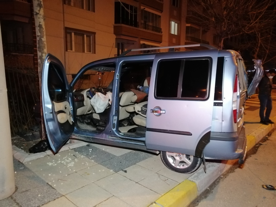 Otomobil Park Halindeki Kamyona Çarptı,1 Yaralı