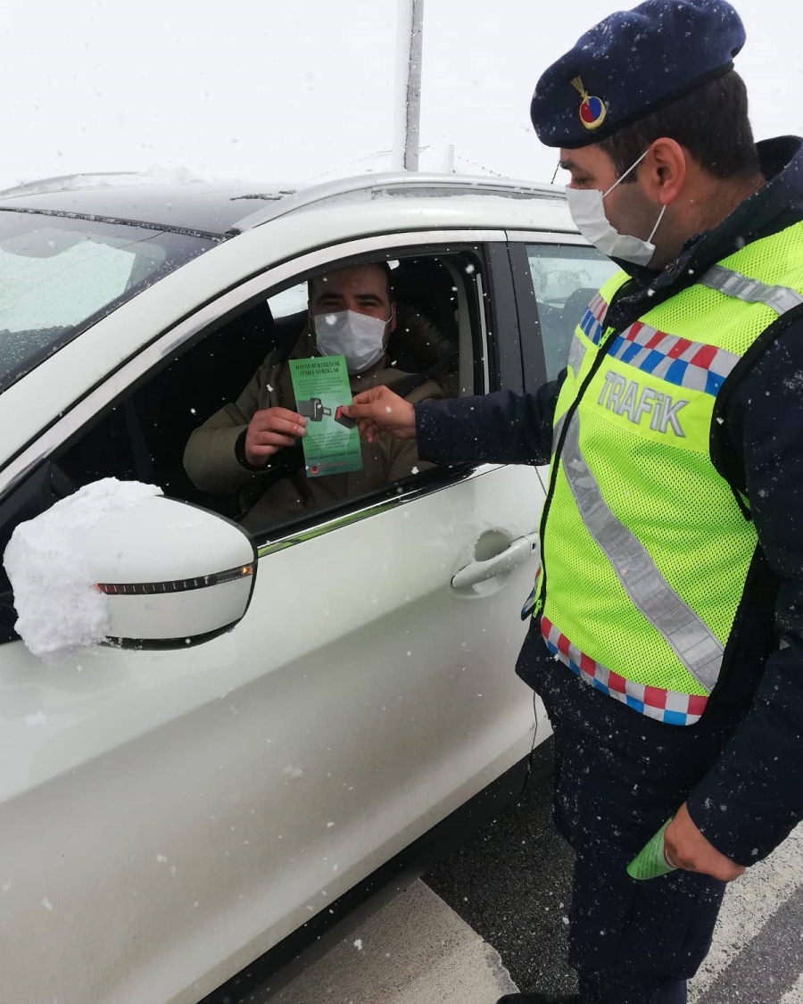Emniyet kemerlerini takan sürücüler ve yolcular tebrik edildi