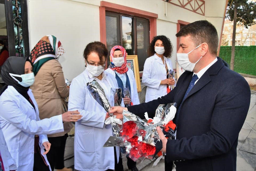 Başkan Evren Dinçer, eşi Merve Dinçer ile birlikte kadınlar gününü kutladı