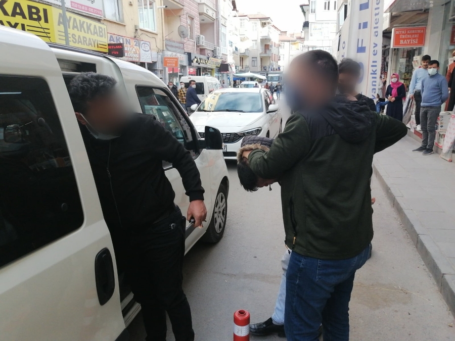 Hırsızlık, kasten adam yaralama ve kişiyi hürriyetinden yoksun kılma suçundan aranması olan şahıs yakalandı