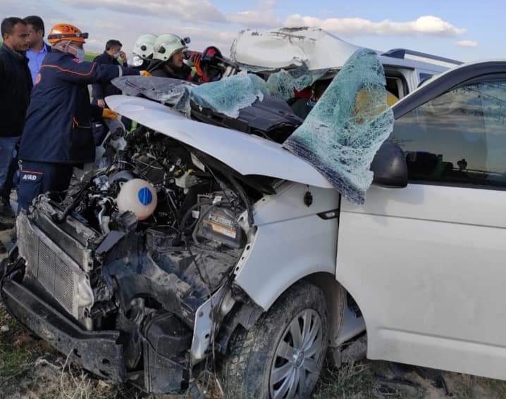 Hurdaya dönen araçtan sağ kurtuldular