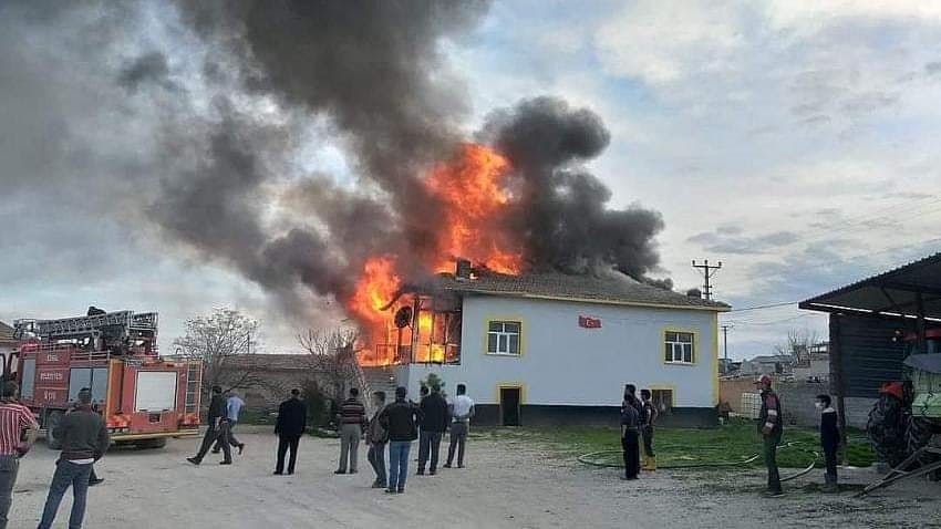 Müstakil Ev Alev Alev Yandı