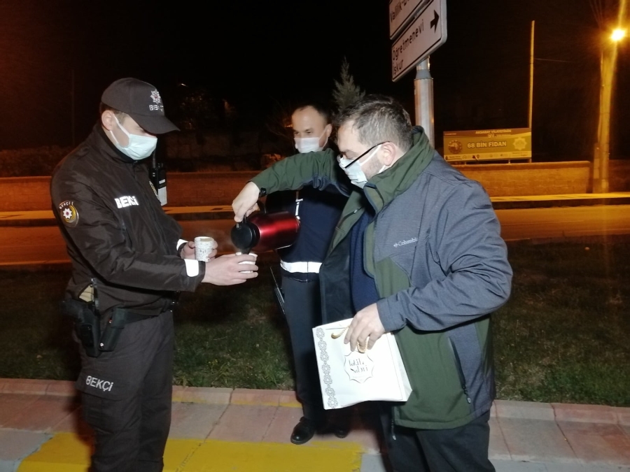 Doktordan görev başındaki polislere çay ve kek ikramı