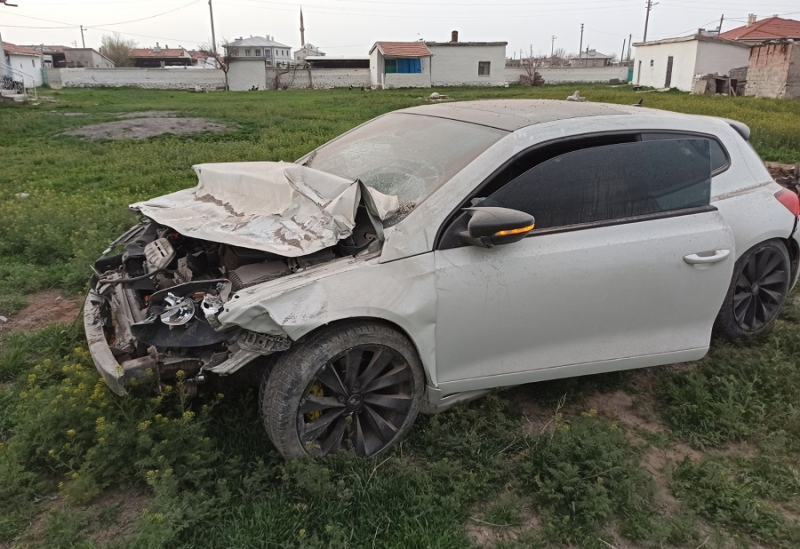 Yoldan çıkan otomobil 300 metre sürüklenerek bahçe duvarına çarptı