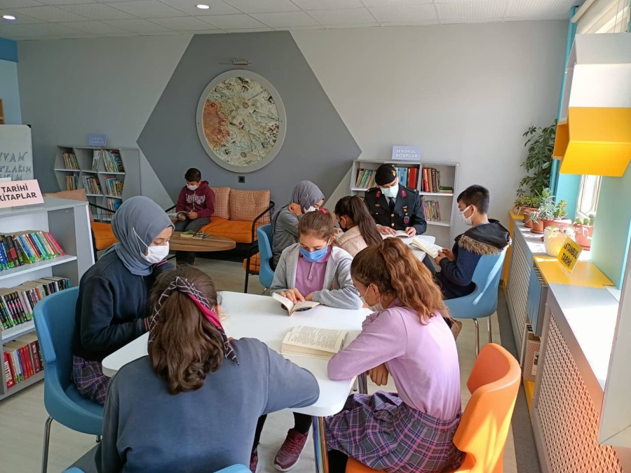 Jandarmadan kütüphaneye kitap bağışı