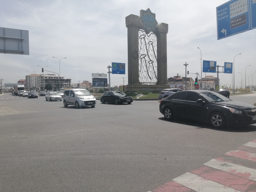 Aksaray’da karayollarında tam kapanma öncesi trafik yoğunluğu
