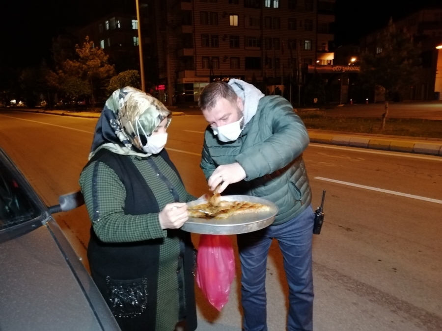 Uygulama yapan polislere baklava ikramı