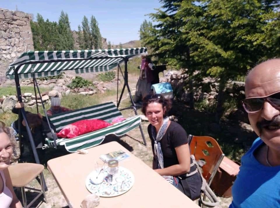 Çantayı unutan turistlerin peşine düşen muhtar, para dolu çantayı teslim etti