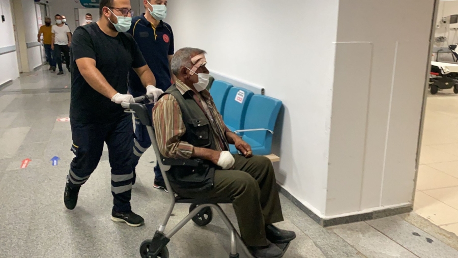 Çatıdan  düşen yaşlı adam yaralandı