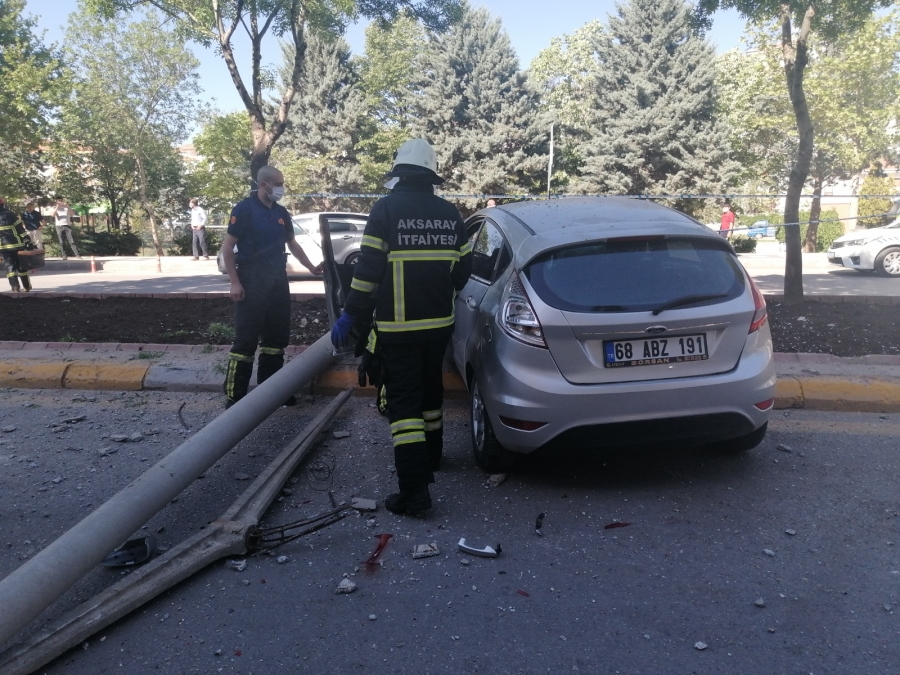 Direksiyon hakimiyetini kaybeden sürücü beton direğe çarptı