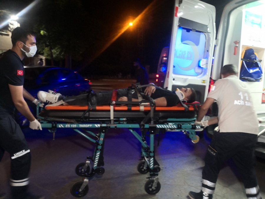 Otomobil motorlu kuryeye çarptı: 2 yaralı