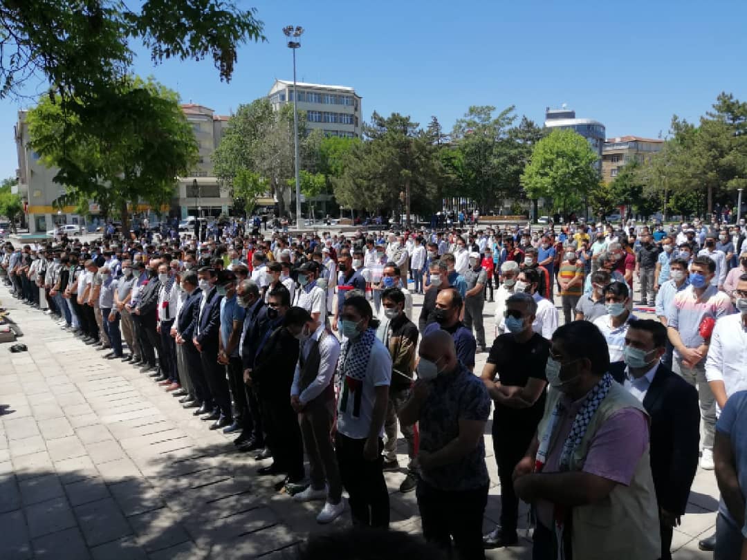 Saldırılarda şehit düşen  Filistinliler için gıyabi cenaze namazı kılındı