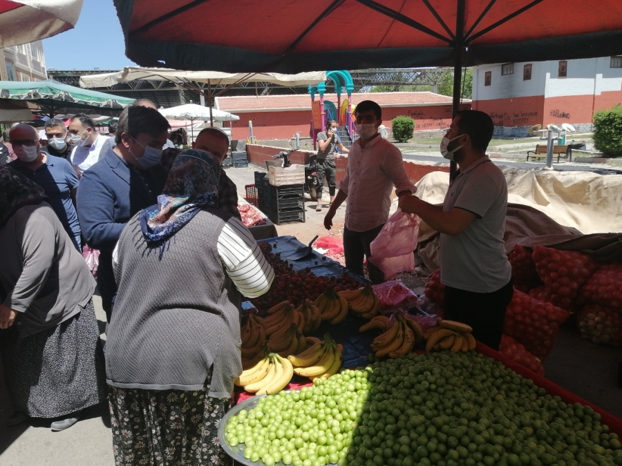 Pazara gelen Vali Aydoğdu hem denetledi hem şeker verip bayramı kutladı 