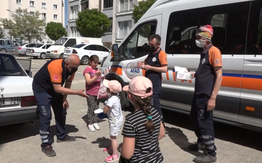 Çocukların şekerleri verilip maskeleri takıldıktan sonra evlerine gönderildi 
