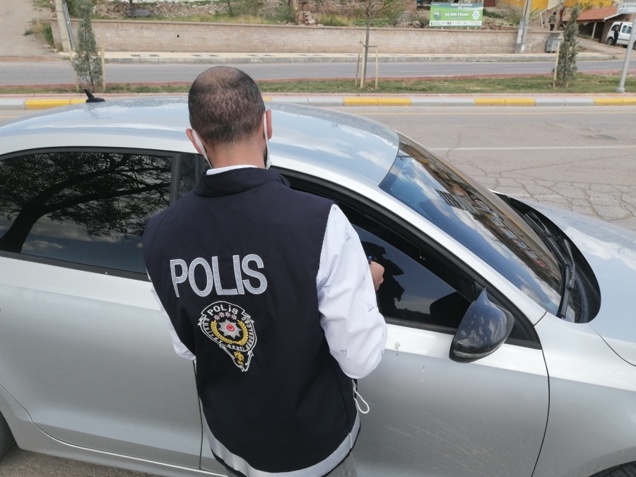 Kısıtlamayı deldi, kendini ve arkadaşını araca kilitledi