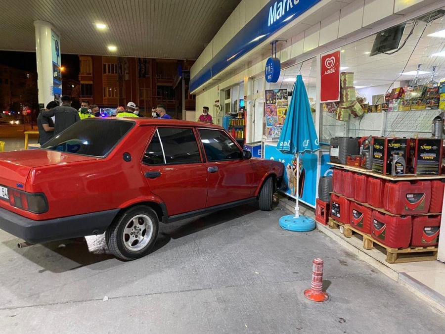 Otomobil markete girdi, şans eseri yaralanan olmadı