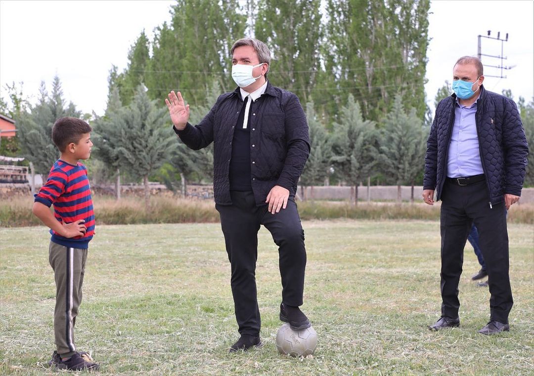 Vali dondurmasına maç yaptı, tüm çocuklar forma ve dondurmayı kaptı