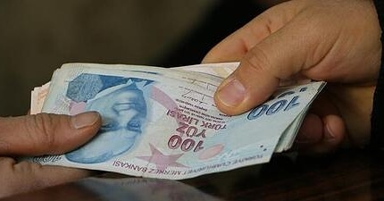 Maaş ve ikramiye ödemeleri için emekliler bugünden itibaren bankalara gidebilecek