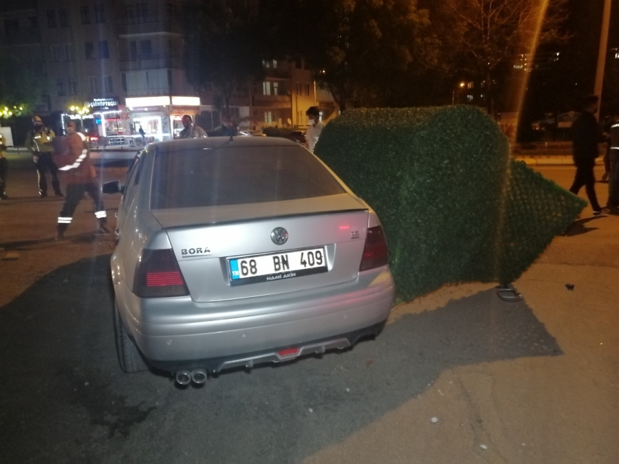 Kontrolden çıkan otomobil önce elektrik panosuna sonra çöp konteynerine çarptı