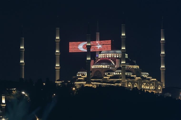 Kadir Gecesinde minarelerden tekbirler, salavatlar ve dualar yükselecek