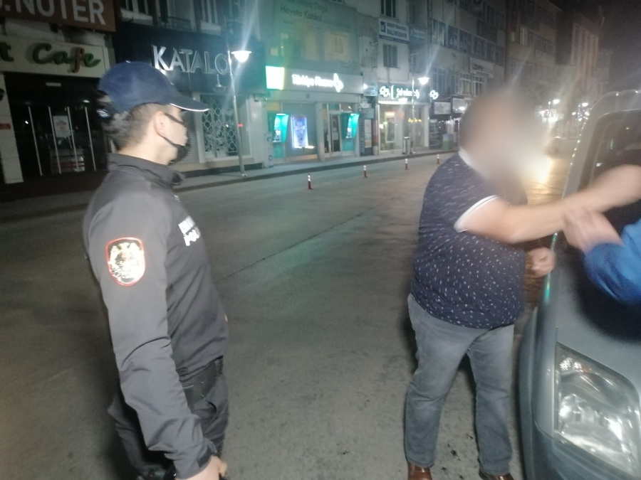 Kısıtlama cezasından kaçmak istedi, polise ‘Şov yapıyorsunuz’ dedi