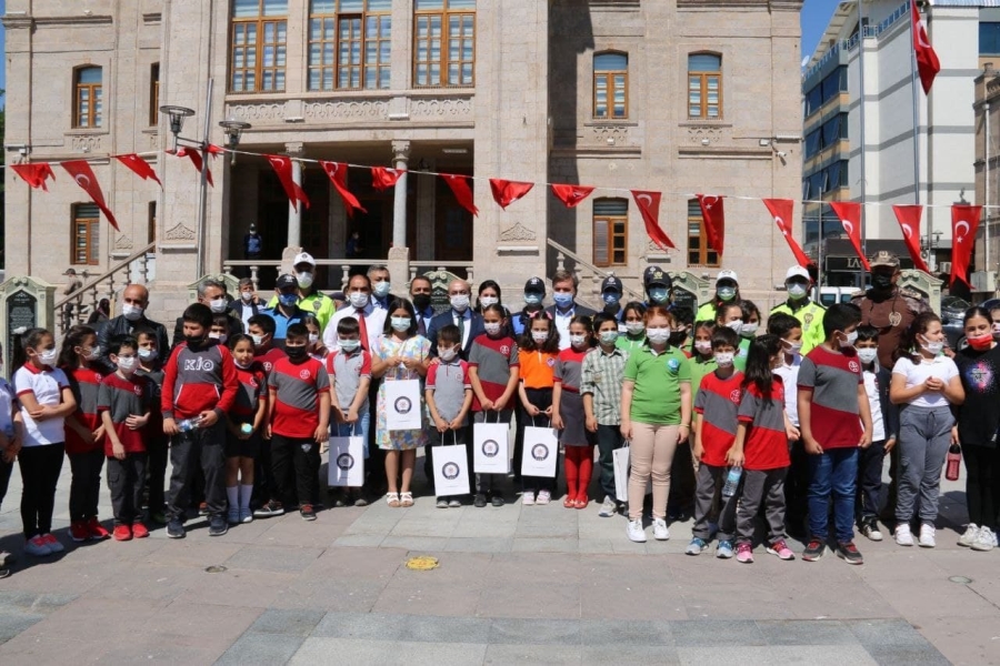 Öğrencilerin resim yarışmasına ödül töreni