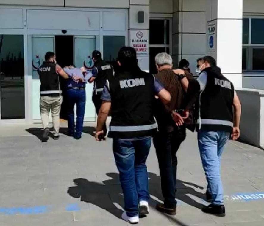 Nitelikli dolandırıcılık suçundan aranan 2 şahıs yakalandı