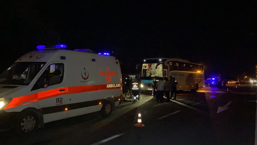 Yolcu otobüsü kamyonetle çarpıştı 13 yaralı