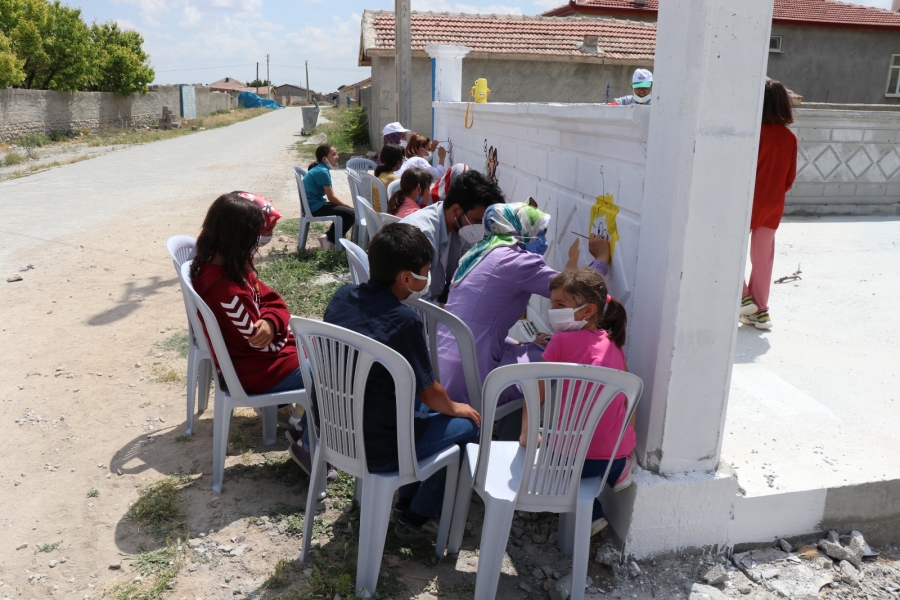 Öğrenciler hem çizdi hem boyadı