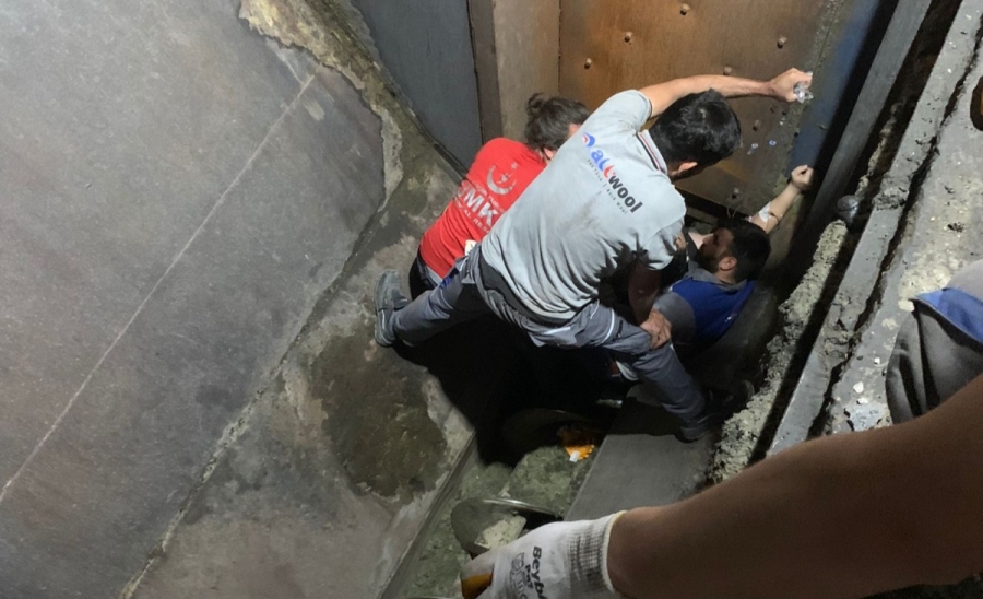 Taş ezme makinesine düşen işçinin bacağı koptu